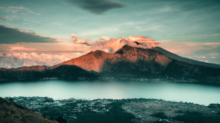 Découvrez la splendeur du Mont Batur à Bali pour une aventure inoubliable