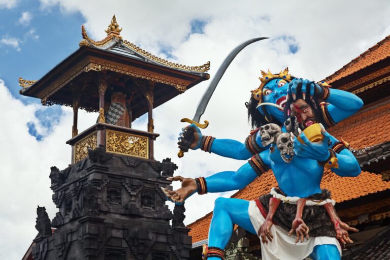 La Parade Ogoh-Ogoh : Une Tradition Balinaise Spectaculaire à la Veille de Nyepi