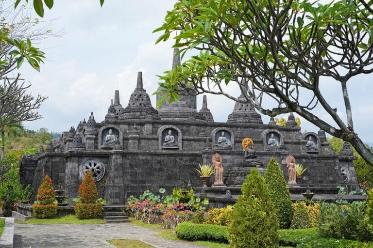 Découvrez le temple caché de Brahmavihara-Arama à Bali