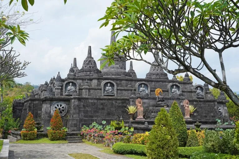 Découvrez le temple caché de Brahmavihara-Arama à Bali