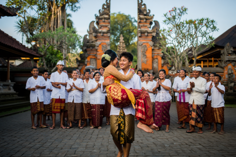 Ngerorod : Quand le Marié « Kidnappe » sa Fiancée à Bali – Un Rituel d’Amour, de Famille et de Culture