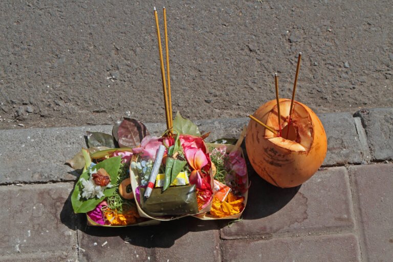 Canang Sari : Plongée dans la signification sacrée des offrandes quotidiennes à Bali