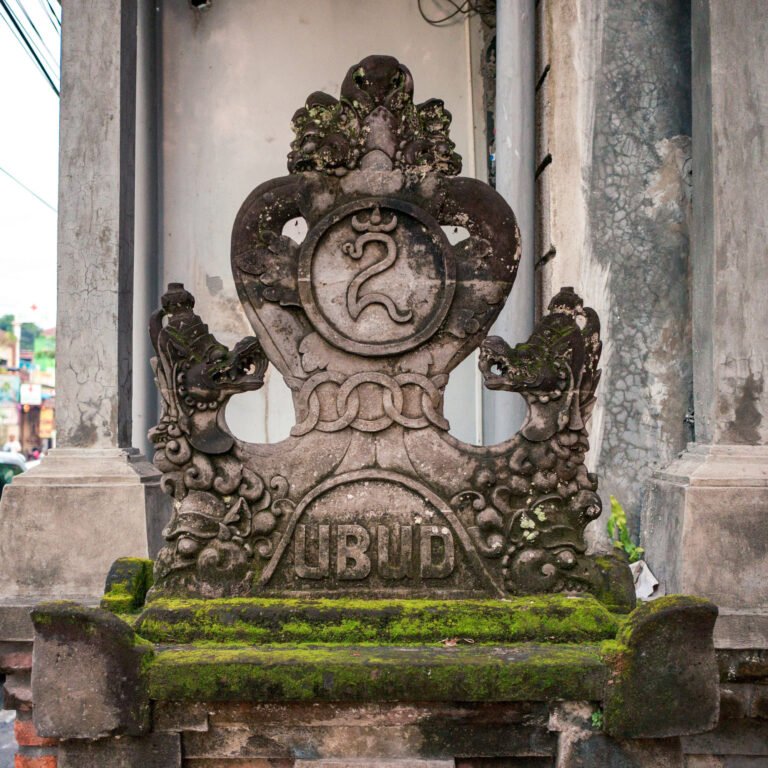 Comprendre l’omkara à Bali entre son primordial et vibration sacrée dans la culture balinaise
