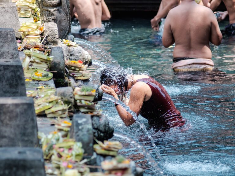 Melukat à Bali purification rituelle par l eau sacrée une tradition de spiritualité profonde
